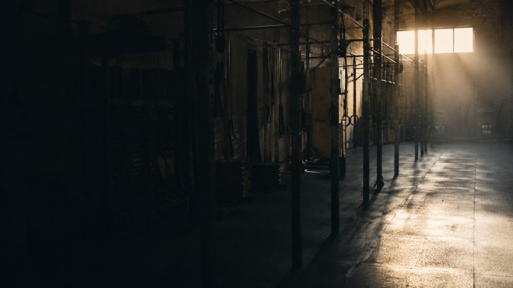 Ginásio de treino vazio ao amanhecer, visto da porta